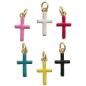 Croix de cou laiton dore, ornee de resine de differentes couleurs assorties. Hauteur : 1,2 cm. LOT DE 10