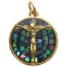Pendentif en coquille d ormeau avec Christ en croix au centre laiton dore. Ø 1,5 cm.