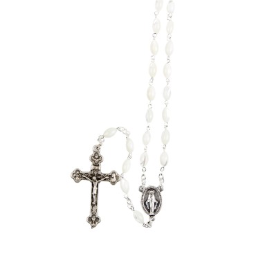 Chapelet grains nacre ovales, Ø 8 mm, chaine couleur argentée, longueur au cœur 35 cm, croix avec Christ. Livré en boite.