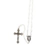 Chapelet grains nacre ovales, Ø 8 mm, chaine couleur argentée, longueur au cœur 35 cm, croix avec Christ. Livré en boite.