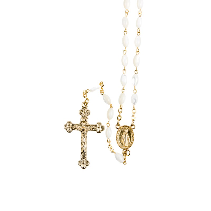 Chapelet grains nacre ovales, Ø 8 mm, chaine couleur dorée, longueur au cœur 35 cm, croix avec Christ. Livré en boite.