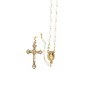 Chapelet grains nacre ovales, Ø 8 mm, chaine couleur dorée, longueur au cœur 35 cm, croix avec Christ. Livré en boite.
