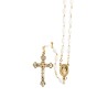 Chapelet grains nacre ovales, Ø 8 mm, chaine couleur dorée, longueur au cœur 35 cm, croix avec Christ. Livré en boite.