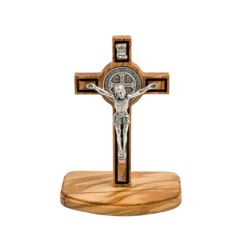 Croix de saint Benoit en bois d'olivier sur socle, hauteur 8 cm.