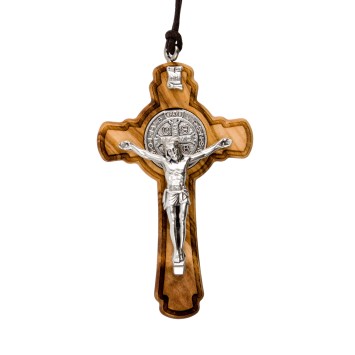 Croix de cou de saint Benoit en bois d' olivier, hauteur 5,7 cm avec cordon 65 cm.