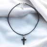 Pendentif croix en hématite, sur cordon noir réglable avec fermoir, hauteur 5 cm.