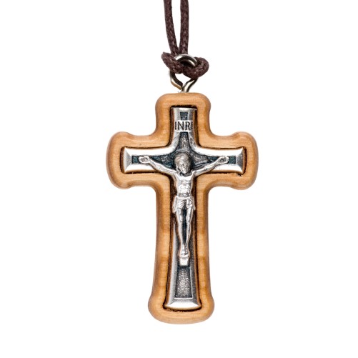 Croix de cou en bois d' olivier avec Christ métal incrusté H. 3,2 cm et cordon cuir 70 cm.