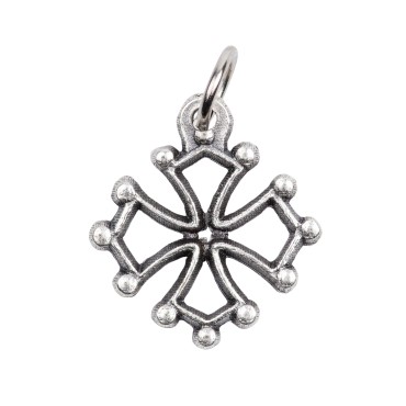 Croix de cou occitane en métal couleur argentée H. 1,5 cm.