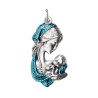 Pendentif de cou de la Vierge a l´enfant en métal couleur argentée emmaillé bleu H. 3 cm.