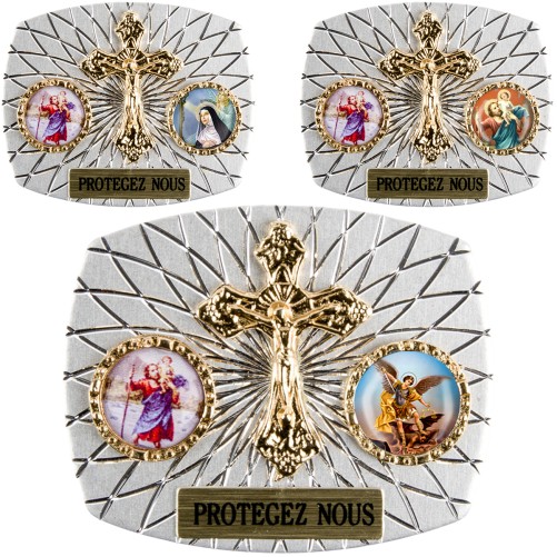 Plaque auto rectangle H. 3,5 x 4 cm arrondie en alu striée avec croix plus 2 résines, plusieurs saints.
