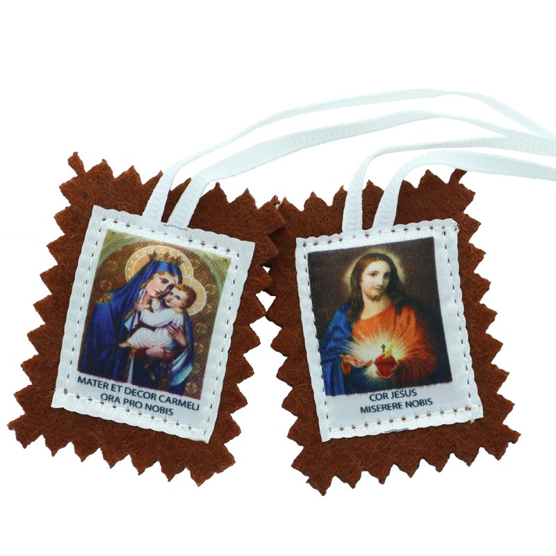 Scapulaire de ND du Mont Carmel en tissus avec explication H. 5 x 4,5 cm cordon blanc.Sachet individuel.