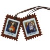 Scapulaire de ND du Mont Carmel en tissus avec explication H. 5 x 4,5 cm avec cordon marron. Livre en sachet individuel.
