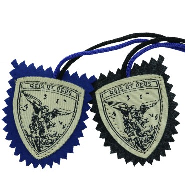 Scapulaire en tissus de saint Michel forme bouclier avec explication H. 4,5 x 5 cm. Sachet individuel.