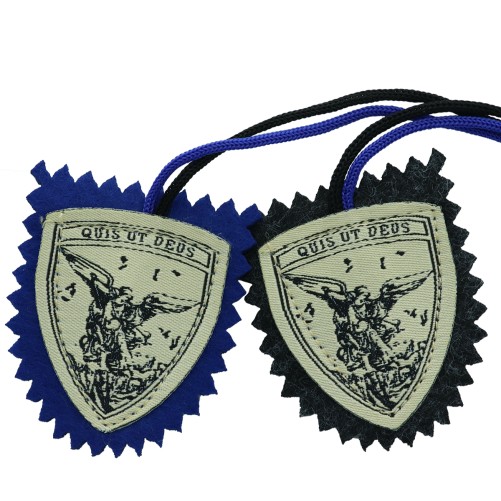 Scapulaire en tissus de saint Michel forme bouclier avec explication H. 4,5 x 5 cm. Sachet individuel.