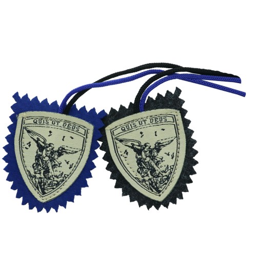 Scapulaire en tissus de saint Michel forme bouclier avec explication H. 4,5 x 5 cm. Sachet individuel.