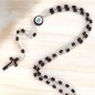 Chapelet sur chaine grains en bois de H. 5 mm. coeur en résine, croix avec Christ métal.