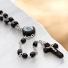 Chapelet sur chaine grains en bois de H. 5 mm. coeur en résine, croix avec Christ métal.