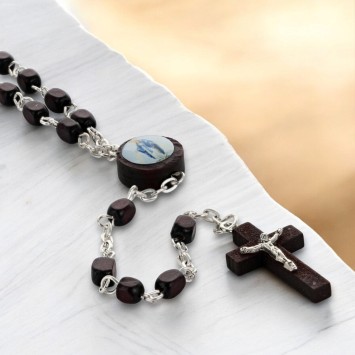 Chapelet sur chaine grains en bois de H. 5 mm. coeur en résine, croix avec Christ métal.