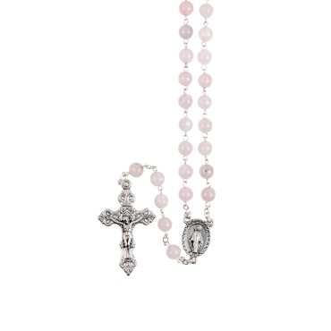 Chapelet grains quartz rose, Ø 7 mm, chaine couleur argentée, longueur au cœur 32 cm, croix avec Christ. Livré en boite.