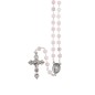 Chapelet grains quartz rose, Ø 7 mm, chaine couleur argentée, longueur au cœur 32 cm, croix avec Christ. Livré en boite.