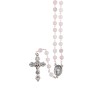 Chapelet grains quartz rose, Ø 7 mm, chaine couleur argentée, longueur au cœur 32 cm, croix avec Christ. Livré en boite.