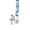 Chapelet grains agate bleue, Ø 7 mm, chaine couleur argentée, longueur au cœur 32 cm, croix avec Christ. Livré en boite.
