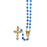 Chapelet grains agate bleue, Ø 7 mm, chaine couleur dorée, longueur au cœur 32 cm, croix avec Christ. Livré en boite.