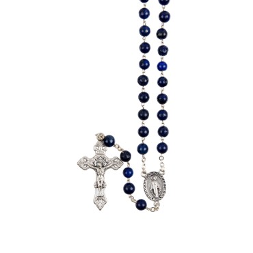 Chapelet grains lapis lazuli, Ø 7 mm, chaine couleur argentée, longueur au cœur 32 cm, croix avec Christ. Livré en boite.