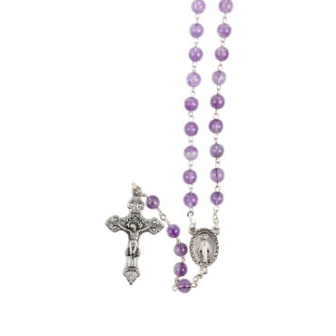 Chapelet grains améthyste, Ø 7 mm, chaine couleur argentée, longueur au cœur 32 cm, croix avec Christ. Livré en boite.