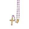 Chapelet grains améthyste, Ø 7 mm, chaine couleur dorée, longueur au cœur 32 cm, croix avec Christ. Livré en boite.
