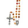 Chapelet grains cornaline, Ø 7 mm, chaine couleur argentée, longueur au cœur 32 cm, croix avec Christ. Livré en boite.