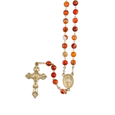 Chapelet grains cornaline, Ø 7 mm, chaine couleur dorée, longueur au cœur 32 cm, croix avec Christ. Livré en boite.