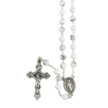 Chapelet grains agate blanche, Ø 7 mm, chaine couleur argentée, longueur au cœur 27 cm, croix avec Christ. Livré en boite.