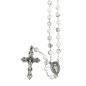 Chapelet grains agate blanche, Ø 7 mm, chaine couleur argentée, longueur au cœur 27 cm, croix avec Christ. Livré en boite.
