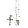 Chapelet grains agate blanche, Ø 7 mm, chaine couleur argentée, longueur au cœur 27 cm, croix avec Christ. Livré en boite.