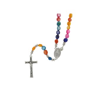 Chapelet en grains de coquille multicolore Ø 6 mm, sur fil nylon avec fermoir, croix avec Christ, longueur au cœur 23 cm.