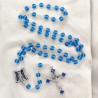 Chapelet grains bleu en verre, Ø 5 mm, chaine couleur argentée, longueur au cœur 31 cm, croix avec Christ.