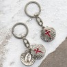 Porte-clés ouvrant de saint Jacques forme coquille Ø 3 cm avec 2 résines saint Jacques et saint Christophe.