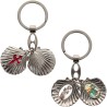 Porte-clés ouvrant de saint Jacques forme coquille Ø 3 cm avec 2 résines saint Jacques et saint Christophe.