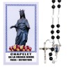 Chapelet de dévotion de la Vierge noire en plastique avec notice explicative, livre en sachet individuel.