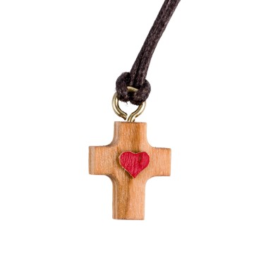 Croix de cou en bois d' olivier avec cœur en relief peint en rouge H. 1,5 cm avec cordon cuir 70 cm.