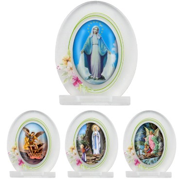 Support en plexi à poser de forme ovale H 5.5 x 4.5 cm avec résine, plusieurs saints.