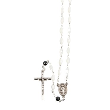 Chapelet grains nacre avec pater hématite, Ø 8 mm, chaine, longueur au cœur 34 cm, croix avec Christ. Livre en boite.
