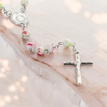 Chapelet grains tachetés ,Ø 7 mm, chaîne couleur argentée, longueur au cœur 34 cm, croix avec Christ.