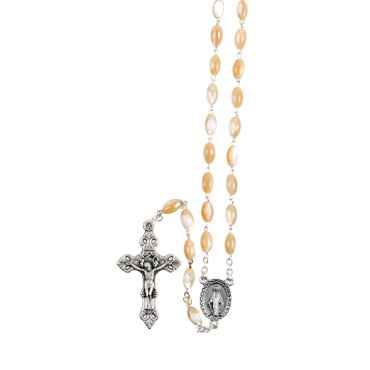 Chapelet grains ovales nacre beige, Ø 8 mm, chaine couleur argentée, longueur au cœur 32 cm, croix avec Christ. Livré en boite.