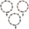Bracelet sur elastique avec grains en metal forme rose et de grains metal Ø 8 mm avec une croix. Differentes couleurs
