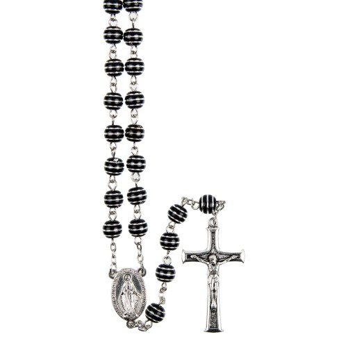 Chapelet grains noirs striés argenté 7 mm, chaîne argentée, croix avec Christ, 32 cm au cœur.