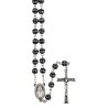 Chapelet grains noirs striés argenté 7 mm, chaîne argentée, croix avec Christ, 32 cm au cœur.