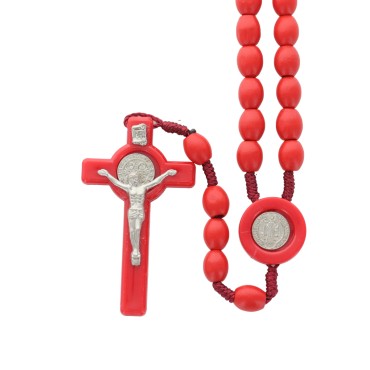 Chapelet de saint Benoît sur corde, grains en bois rouge 10 mm, croix plastique saint Benoît, 32 cm au cœur.