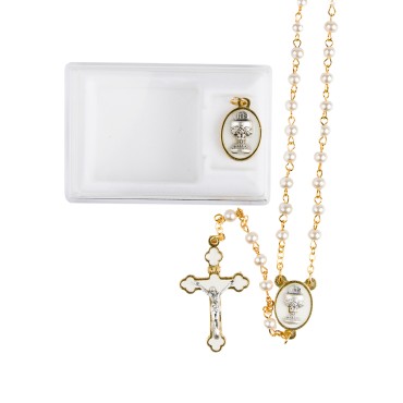 Coffret chapelet de communion sur chaine couleur doree grains Ø 4 mm, longueur au cœur 27 cm, croix emaillee plus medaille.